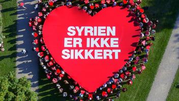 Stort banner med skriften Syrien er ikke sikkert.