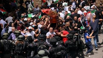 Voldelige sammestød mellem israelsk politi og begravelsesgæster, der bærer kisten til den dræbte, palæstinensiske journalist, Shireen Abu Akleh.