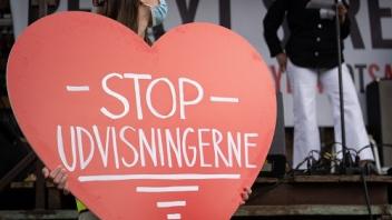 En kvinde holder et hjerteformet skilt med teksten "Stop udvisningerne" til en demonstration imod udvisninger af syriske flygtninge i maj 2021.