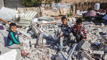 Palæstinensiske drenge i murbrokker