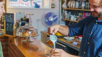 Servering af kaffe i Mellemrummet. Foto: David Lundbye