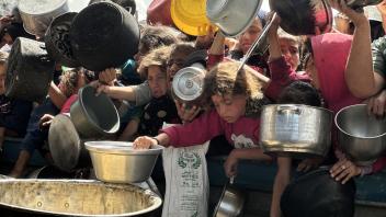 Børn venter på mad i Gaza