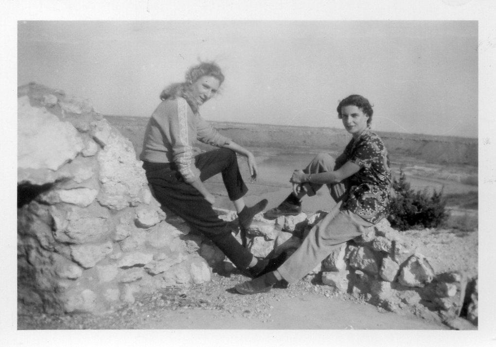 Fra en af de første træningslejre i Fredsvenners Hjælpearbejde i 1946 eller 1947. Tv. Ulla Moltved (dengang Nissen), th. Gudrun Friis.