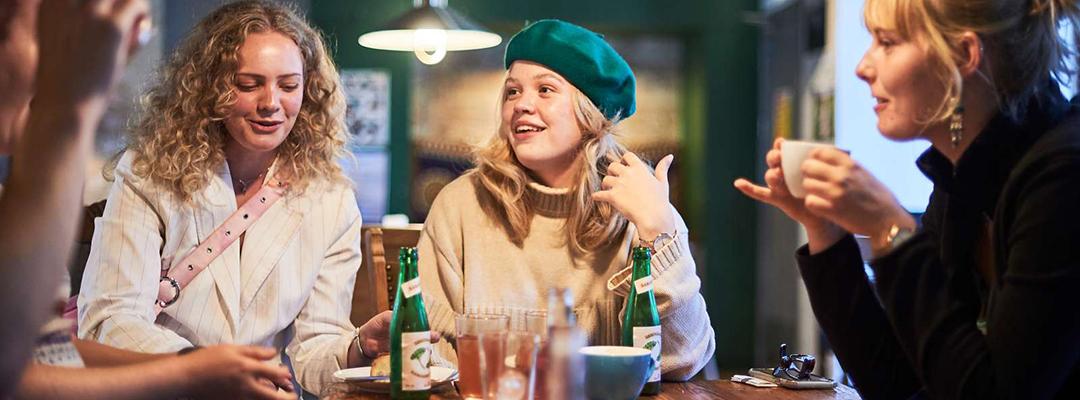 Cafegæster på Mellemfolkeligt Samvirkes café Mellemfolk