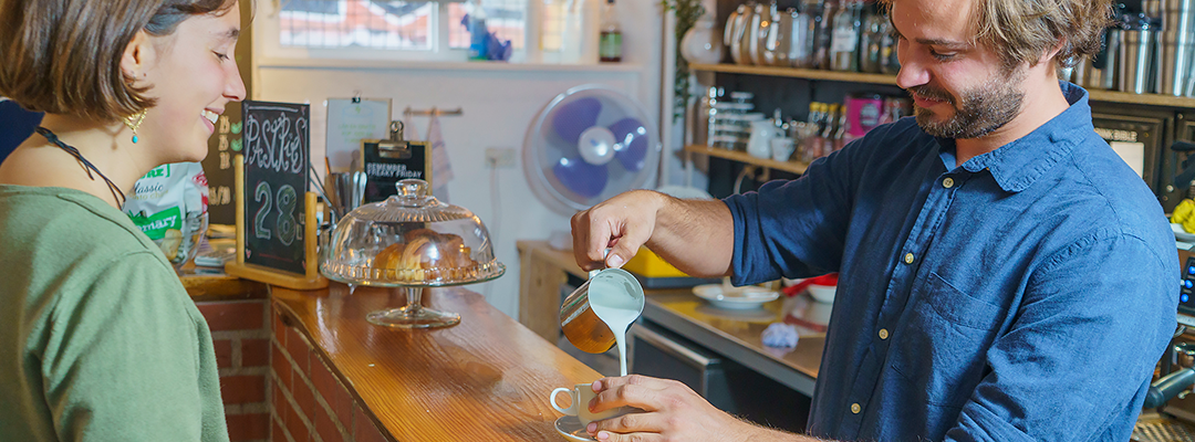 Servering af kaffe i Mellemrummet. Foto: David Lundbye