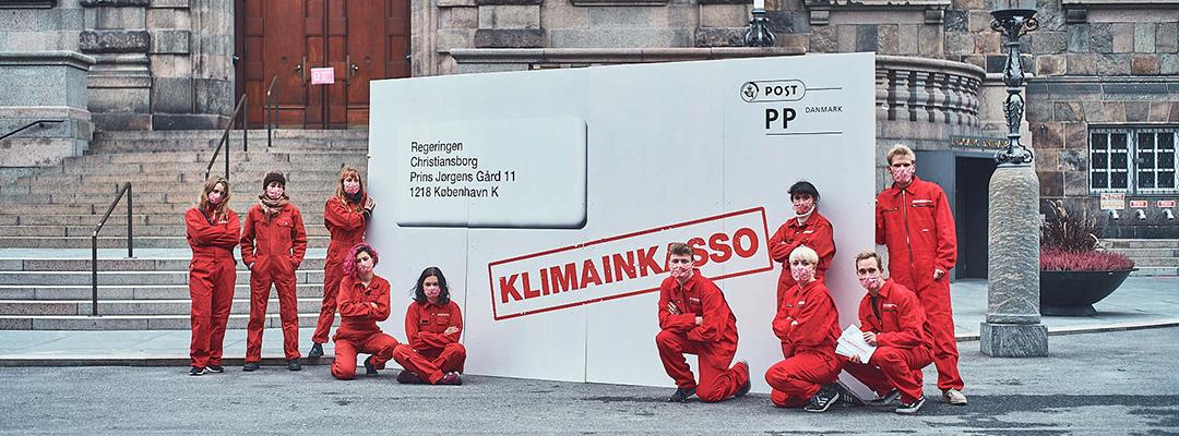 Unge mennesker foran Christiansborg.