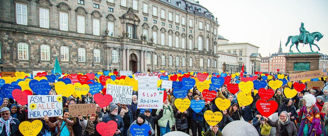 Skilte med røde, gule og blå hjerter til demonstrationen for en fair flygtningepolitik på Christiansborg Slotsplads i marts 2022.
