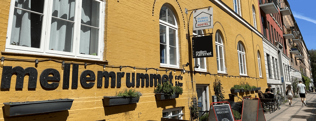 Café Mellemrummet på en solskinsdag