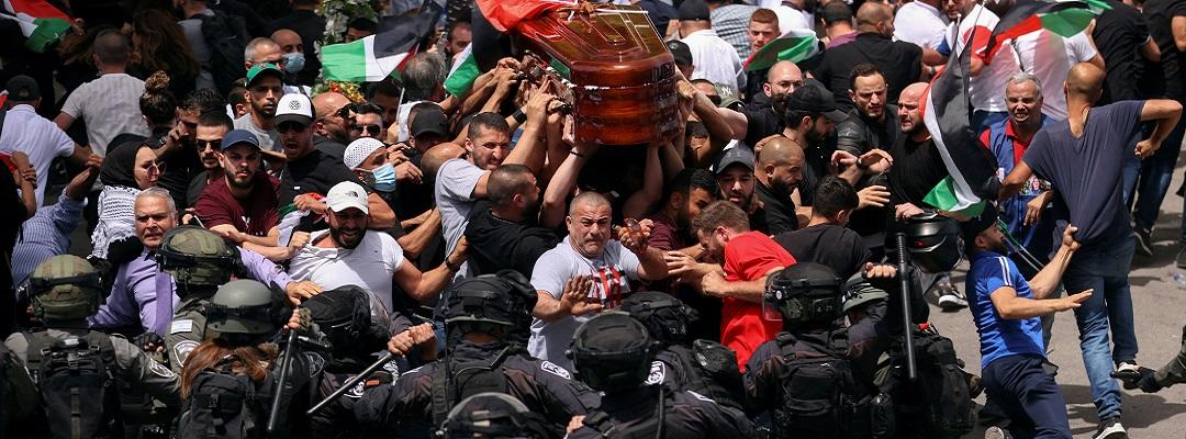 Voldelige sammestød mellem israelsk politi og begravelsesgæster, der bærer kisten til den dræbte, palæstinensiske journalist, Shireen Abu Akleh.