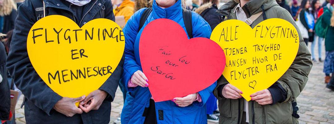 Hjerteformede skilte med budskab om, at flygtninge er mennesker