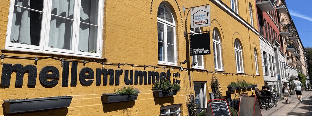 Café Mellemrummet på en solskinsdag