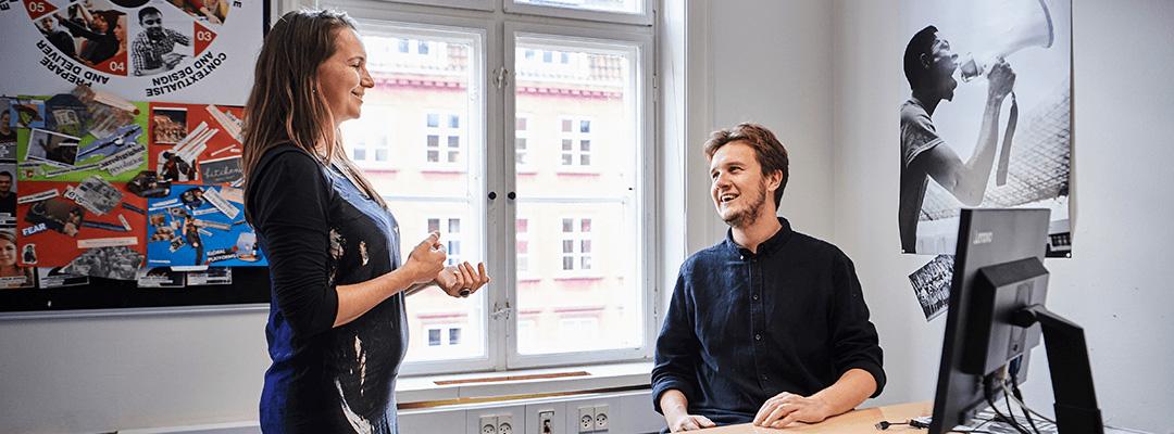 To ansatte på kontoret hos Mellemfolkeligt Samvirke på Fælledvej 12