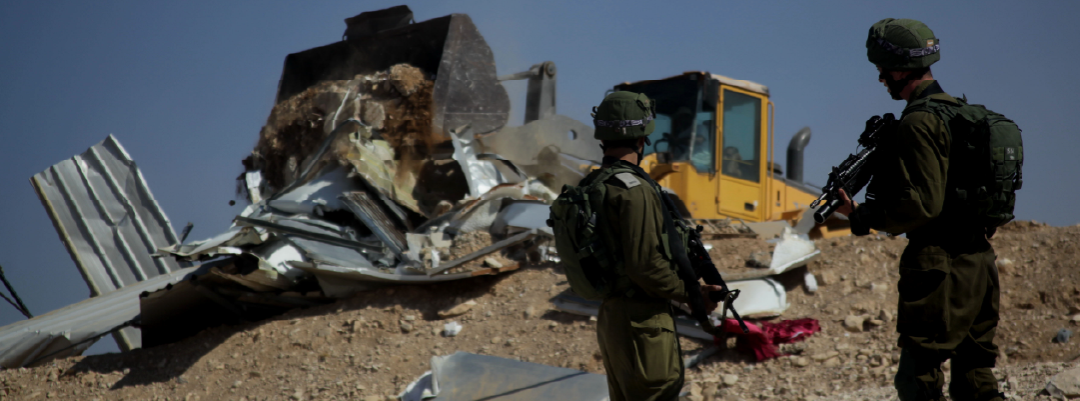 Israelse soldater overser nedrivning af Palæstinensisk hjem