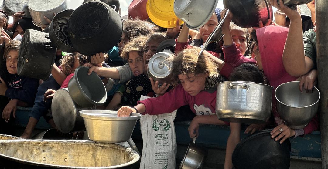 Børn venter på mad i Gaza