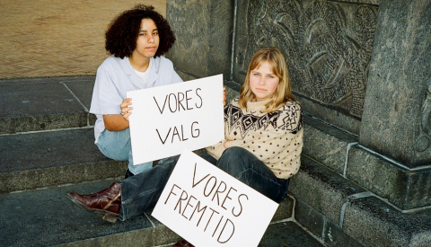 To unge aktivister med skilte